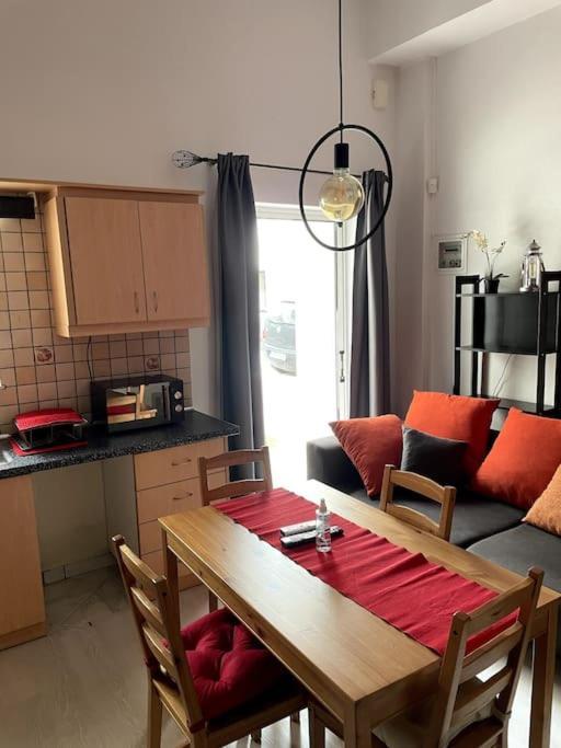 Comfy Apartment With Low Ceiling Attic Atenas Exterior foto