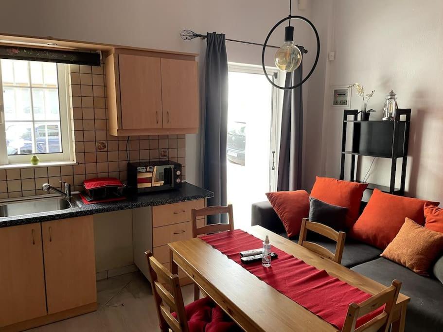 Comfy Apartment With Low Ceiling Attic Atenas Exterior foto