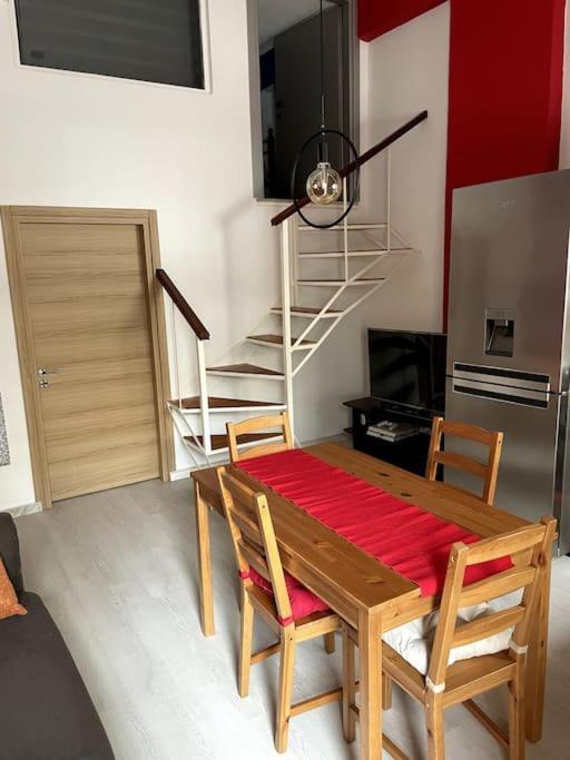 Comfy Apartment With Low Ceiling Attic Atenas Exterior foto